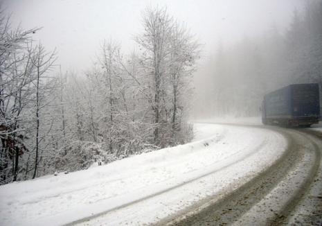 Atenţie şoferi! Pe toate drumurile din judeţ se circulă în condiţii de iarnă